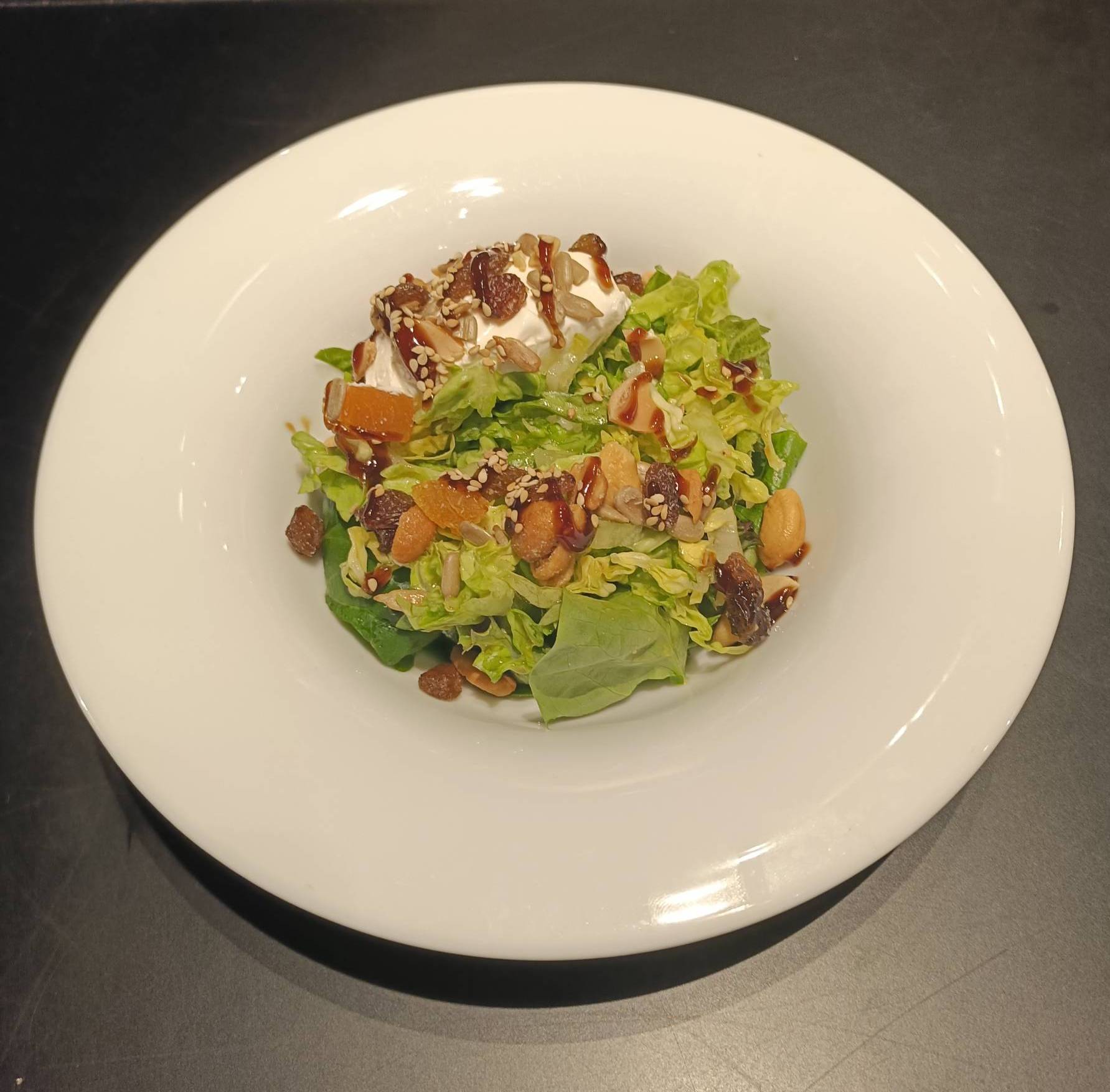 ensalada con queso cremoso y frutos secos