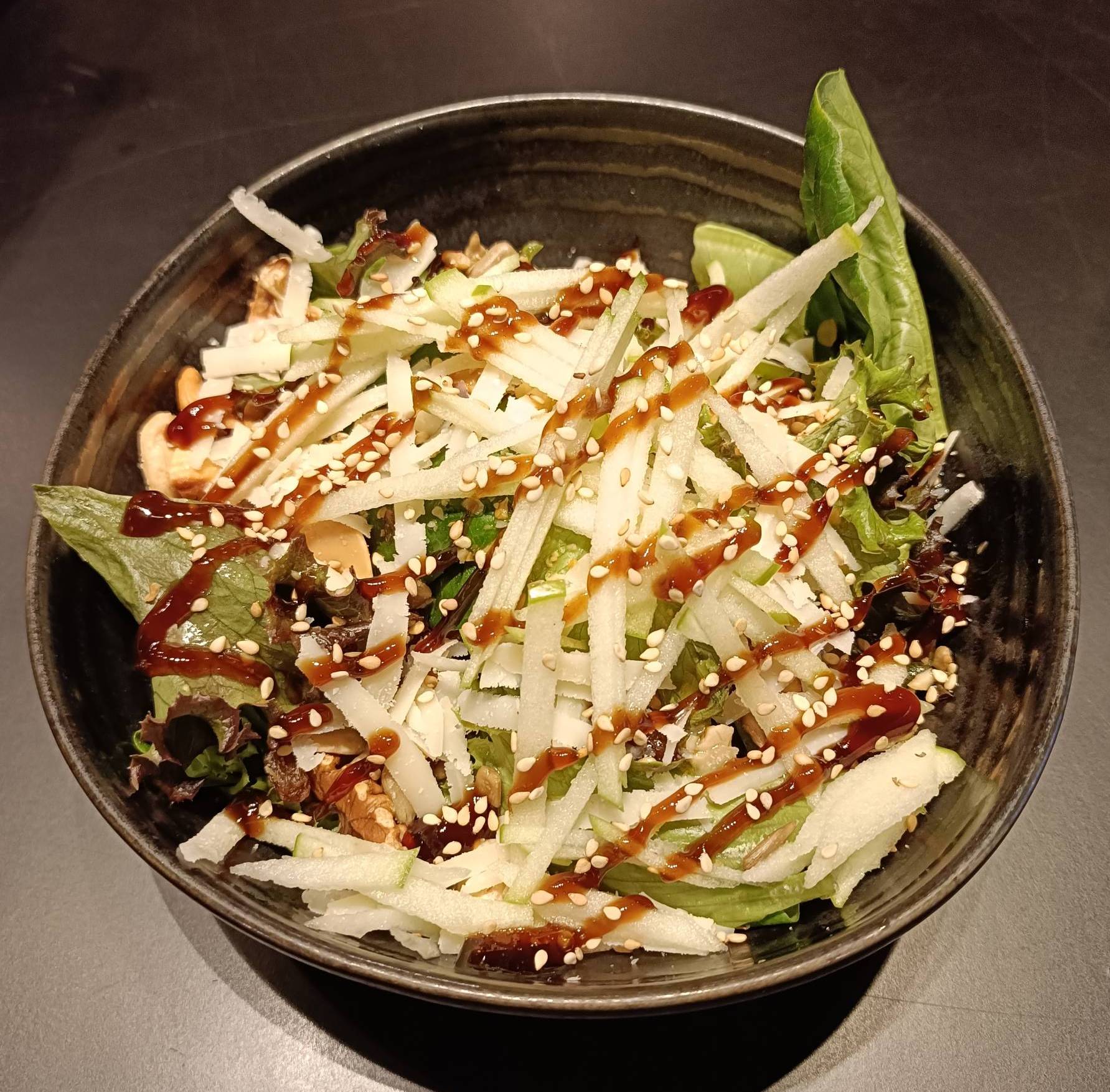 ensalada viva con manzana y frutos secos