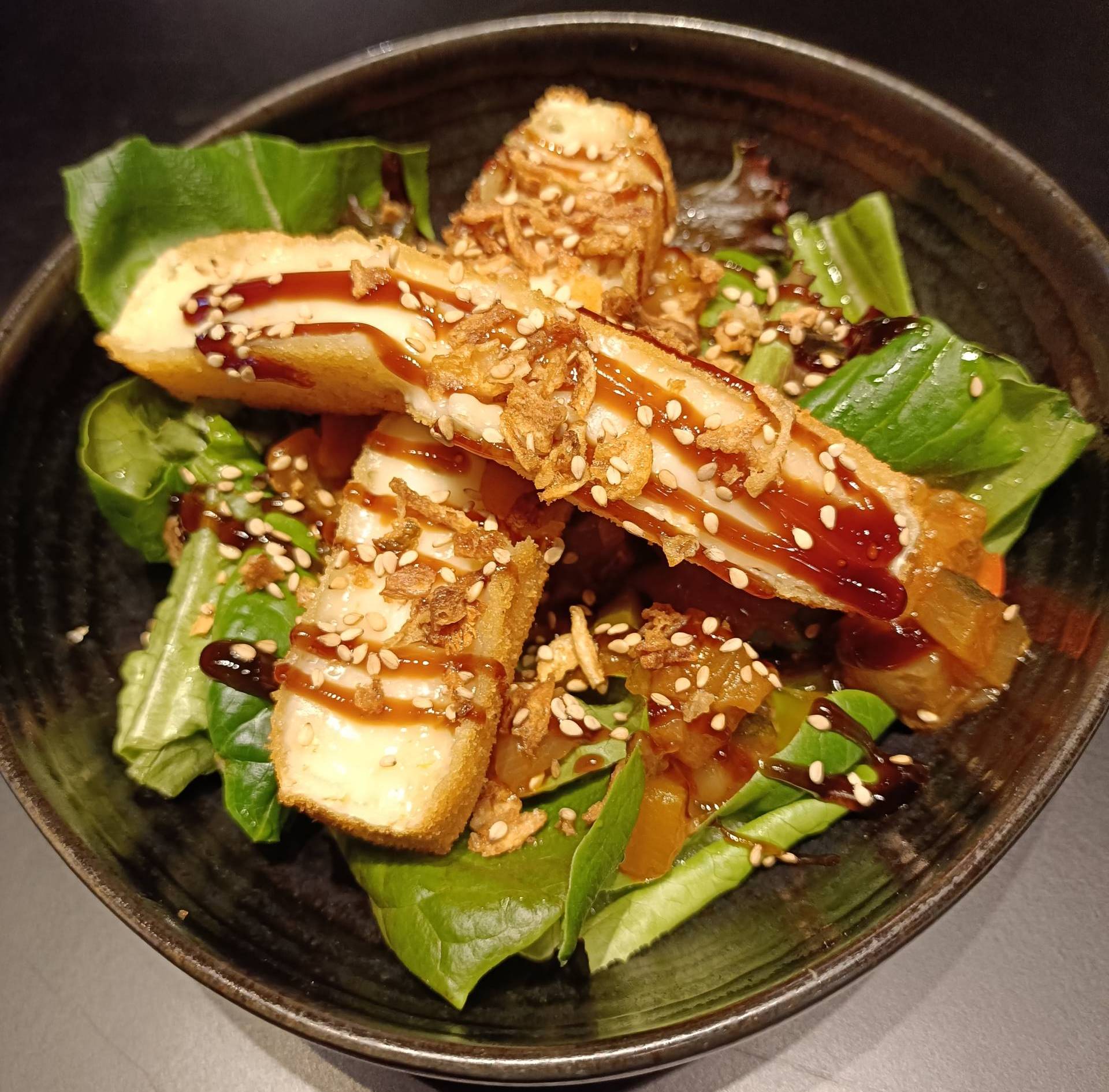 Ensalada con queso brie frito